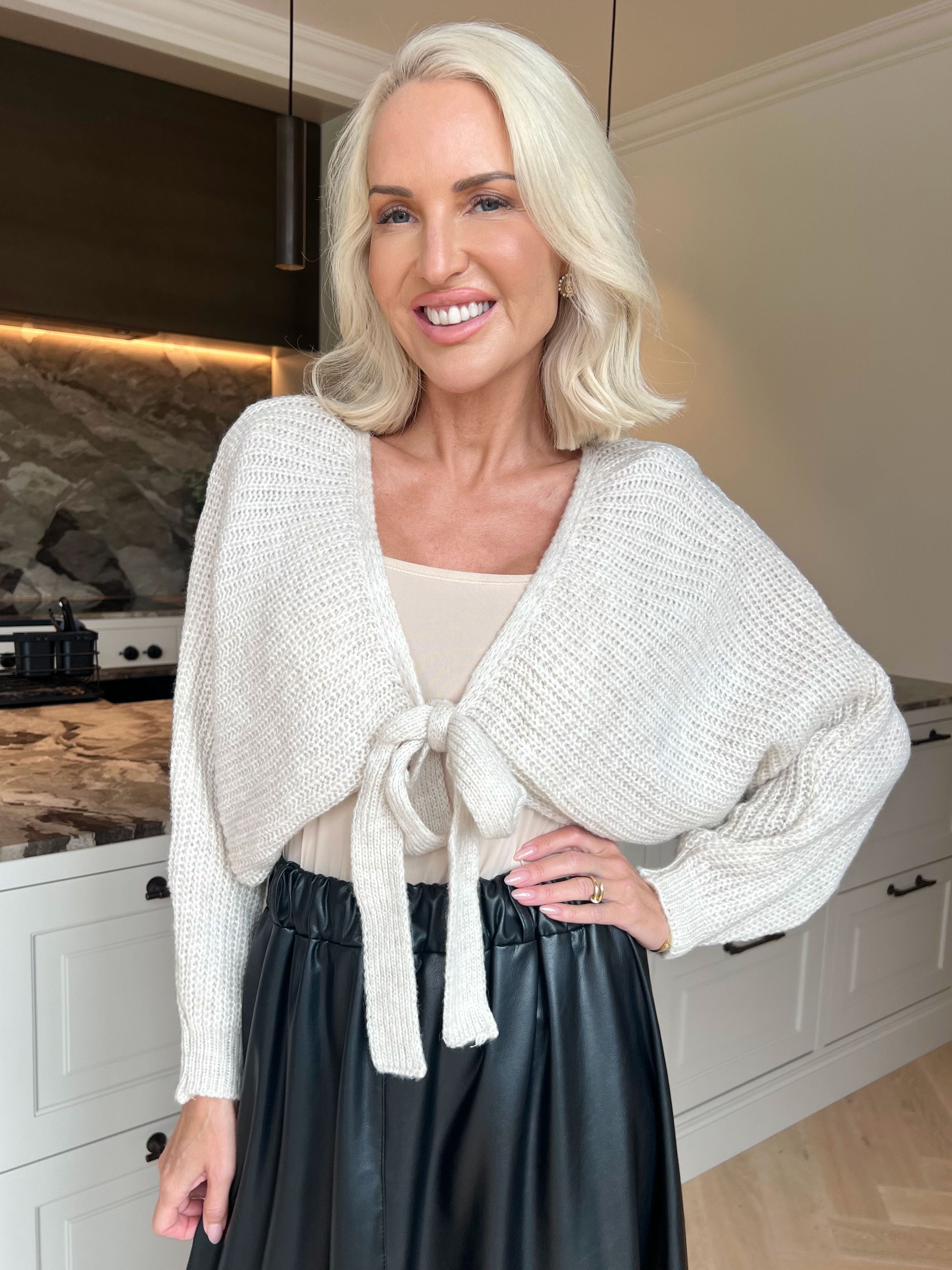 Odette - Kort og feminin strikcardigan, der lukkes med en fin sløjfe ved brystet